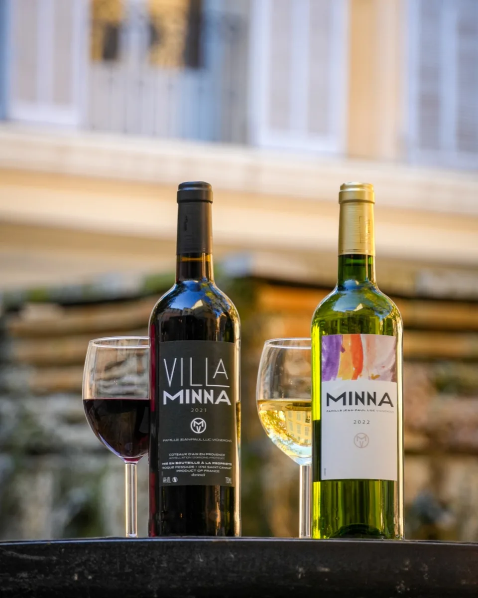 Bouteilles Villa Minna rouge et blanc en terrasse, bar à vins Le Vieux Tonneau à Aix-en-Provence