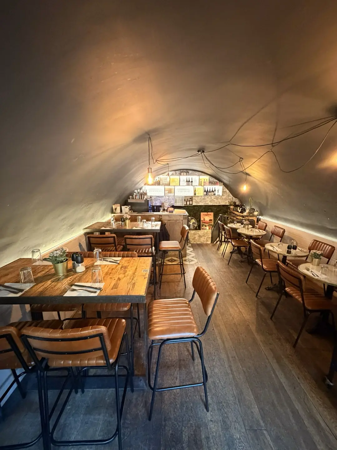 L'intérieur du Vieux Tonneau — voûtes, chandeliers et banquettes