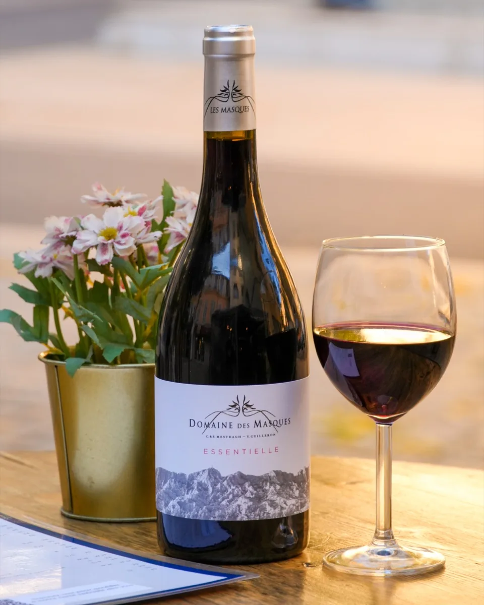 Une bouteille Domaine des Masques et un verre en terrasse, bar à vins Le Vieux Tonneau, Aix-en-Provence